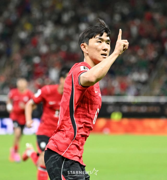 Hwang In-beom performs a celebration after scoring an equalizer for South Korea in the World Cup qualifier against Czechia. /Photo=Chief Correspondent Kim Jin-kyung
