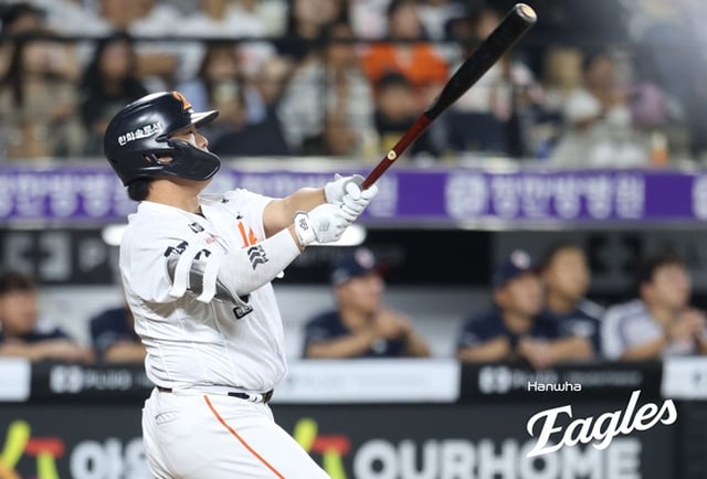 Hanwha Eagles' Kang Baek-ho started at the designated hitter spot No. 4 in a 2026 Shinhan SOL KBO League home game against the Doosan Bears held on the 8th at Daejeon Hanwha Life Park, hit a two-run home run in the bottom of the third inning, and watched the ball flight. /Photo=Hanwha Eagles