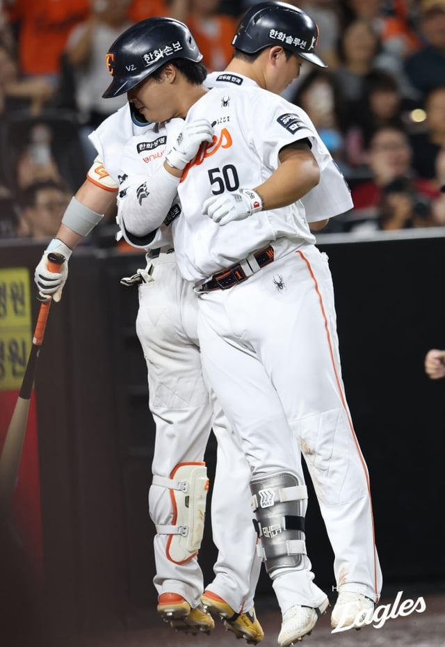 Hanwha Eagles' Kang Baek-ho (left) started at the designated hitter spot No. 4 in a 2026 Shinhan SOL KBO League home game against the Doosan Bears held on the 8th at Daejeon Hanwha Life Park, hit a two-run home run in the bottom of the third inning, and performed a ceremony alongside Noh Si-hwan. /Photo=Hanwha Eagles