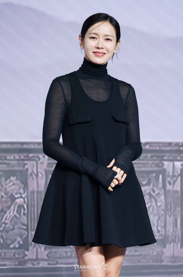 배우 손예진이 9일 오후 서울 JW 메리어트 동대문에서 진행된 넷플릭스 오리지널 시리즈 '스캔들' 제작발표회에 참석해 포즈를 취하고 있다. 조선시대 여성으로만 갇혀 살기에는 뛰어난 재능을 가진 여인 ‘조씨부인’과 조선 최고의 연애꾼 ‘조원’이 벌이는 발칙하고도 위험한 사랑 내기, 그리고 그 내기에 얽힌 한 여인 ‘희연’의 이야기 '스캔들'은 오는 18일 공개된다. /2026.09.08 /사진=이동훈 photoguy@
