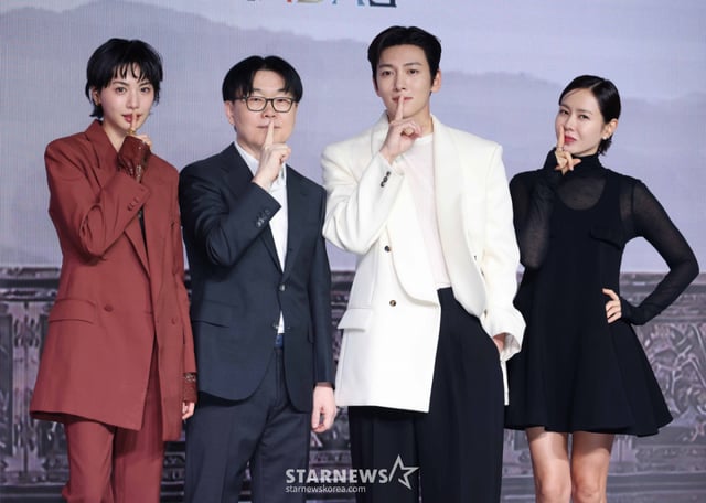 Actors Nana, Director Jung Ji-woo, Son Ye-jin, and Ji Chang-wook pose at the Netflix original series 'Scandal' production presentation held in the afternoon of the 9th at Seoul JW Marriott Dongdaemun. 'Scandal' tells the story of a daring and risky love bet between 'Lady Cho', a woman with exceptional talent who cannot live confined only as a woman in the Joseon era, and 'Cho Won', the best matchmaker in Joseon, and the woman 'Hye-yeon' entangled in that bet. 'Scandal' will be released on the 18th. /2026.09.08 /Photo=Lee Dong-hoon photoguy@