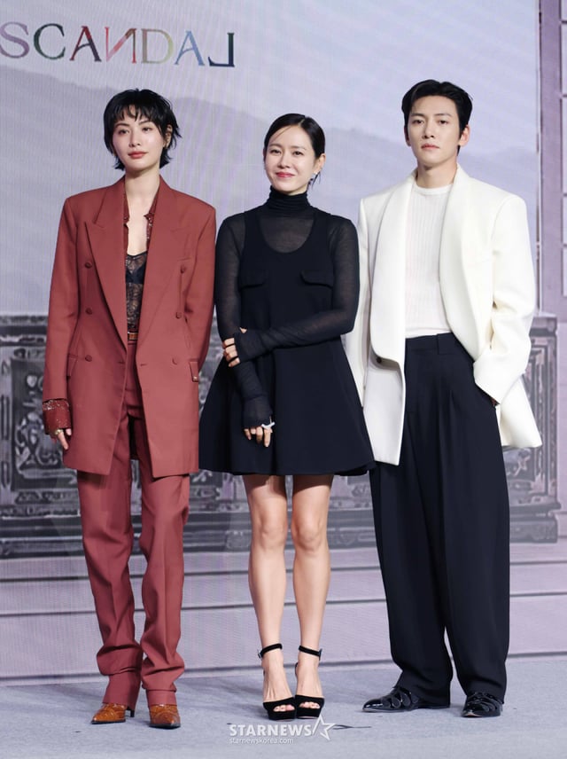 Los actores Nana, Son Ye-jin y Ji Chang-wook posaron el día 9 por la tarde en el JW Marriott Dongdaemun de Seúl durante la rueda de prensa para la producción de la serie original de Netflix 'Escándalo'. 'Escándalo' narra la historia de una apuesta amorosa audaz y peligrosa entre la talentosa mujer 'Lady Jo', atrapada en el papel de mujer de la dinastía Joseon, y 'Jo Won', el mejor romántico de Joseon, así como la historia de otra mujer, 'Hee-yeon', involucrada en dicha apuesta. La serie se estrenará el día 18. /foto=reportero Lee Dong-hoon photoguy@