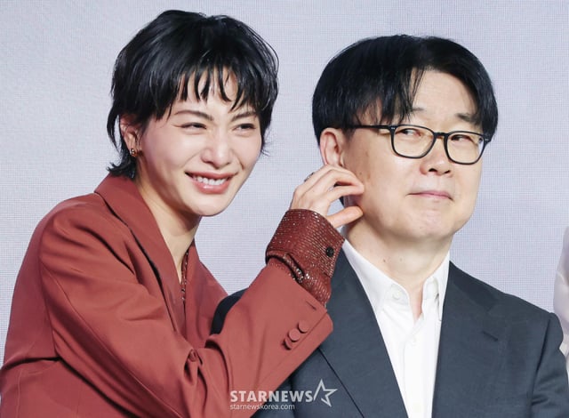 La actriz Nana y el director Jung Ji-woo asistieron a la rueda de prensa para la producción de la serie original de Netflix 'Scandal', celebrada el día 9 por la tarde en el Seúl JW Marriott Dongdaemun, donde posaron para fotografías. 'Scandal' narra la historia de una apuesta atrevida y peligrosa entre la mujer 'Señora Cho', dotada de un talento excepcional que le impide vivir encerrada únicamente como mujer de la dinastía Joseon, y 'Cho Won', el mejor conquistador del reino, así como la historia de otra mujer, 'Hee-yeon', involucrada en dicha apuesta. La serie se estrenará el día 18. /2026.09.08 /Foto=reportero Lee Dong-hoon photoguy@