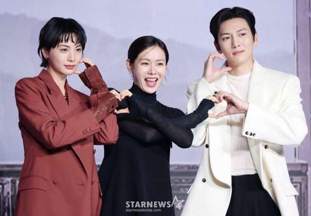Los actores Nana, Son Ye-jin y Ji Chang-wook posaron el día 9 por la tarde en el JW Marriott Dongdaemun de Seúl durante la rueda de prensa de producción de la serie original de Netflix 'Scandal'. 'Scandal' narra la historia de una apuesta de amor atrevida y peligrosa entre la talentosa mujer 'Lady Jo', atrapada en el papel de mujer de la dinastía Joseon, y 'Jo Won', el mejor romántico de Joseon, así como la historia de otra mujer, 'Hee-yeon', involucrada en dicha apuesta. La serie se estrenará el día 18. /2026.09.08 /Foto=reportero Lee Dong-hoon photoguy@