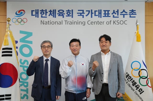 대한체육회-중앙대학교병원 업무협의 기념 촬영 모습. (왼쪽부터)이왕수 중앙대병원 대외협력처장, 김택수 국가대표선수촌장, 이재성 중앙대병원장. /사진=대하넻