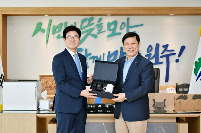 KBO 허구연(왼쪽) 총재와 구자열 원주시장. /사진=KBO 제공