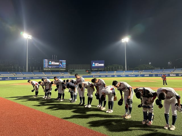 18세 이하(U-18) 야구 대표팀이 8일 대만 신베이시 신장 야구장에서 열린 제14회 아시아청소년야구선수권 조별리그 2차전 싱가포르전에서 승리한 후 관중석을 향해 인사하고 있다. /사진=대한야구소프트볼협회 제공