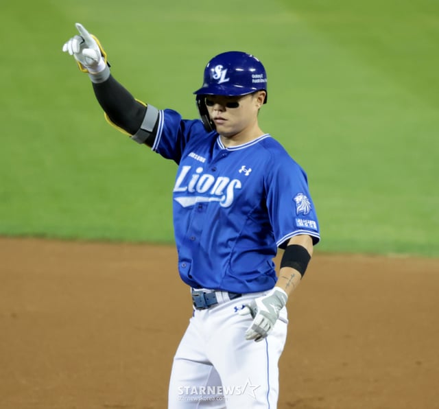 Samsung's Ryu Ji-hyuk celebrates after hitting a sacrifice fly in the bottom of the fourth inning with two outs and a runner on third base during the 2026 KBO League match between Samsung Lions and LG Twins at Jamsil Baseball Stadium on the 4th. 2026.09.04. Samsung's Ryu Ji-hyuk celebrates after hitting a sacrifice fly in the bottom of the fourth inning with two outs and a runner on third base during the 2026 KBO League match between Samsung Lions and LG Twins at Jamsil Baseball Stadium on the 4th. 2026.09.04. /Photo=Senior reporter Kang Young-jo cameratalks@
