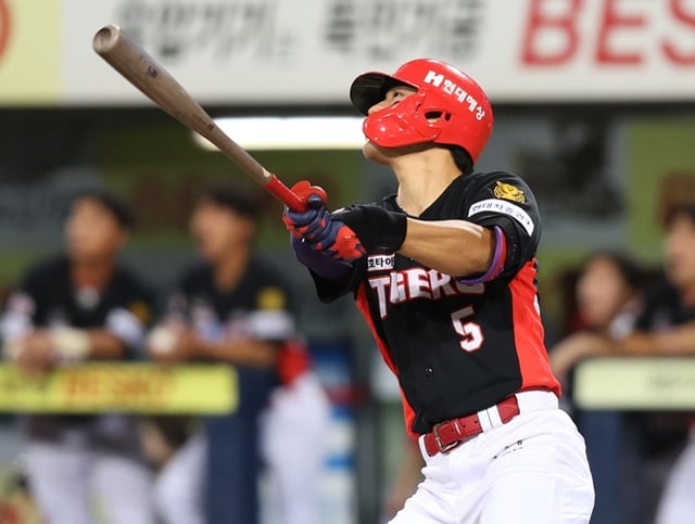 8일 대구 삼성전에서 홈런 타구를 바라보는 김도영. /사진=KIA 타이거즈