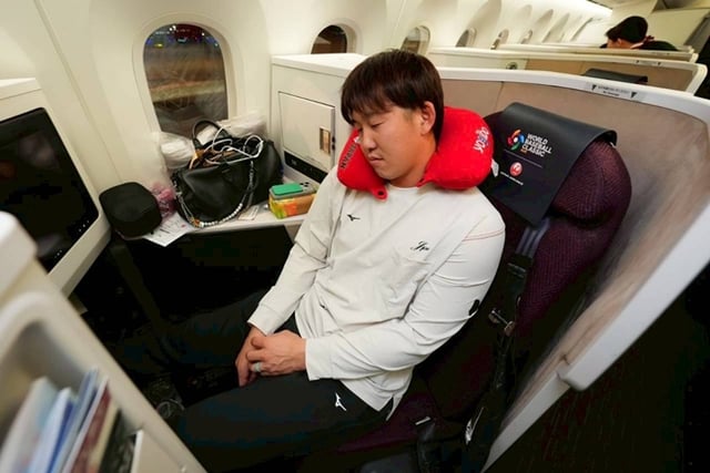 Kozono aboard a charter flight from Japan to the United States during the WBC last March. /Photo=Official SNS of the Japan National Baseball Team