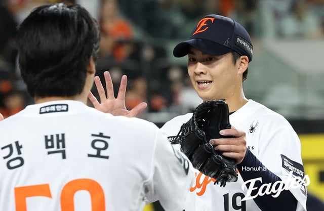 한화 이글스 투수 왕옌청(오른쪽)이 9일 대전 한화생명볼파크에서 열린 LG 트윈스와 2026 신한 SOL KBO리그 홈경기에 선발 등판해 이닝을 막아낸 뒤 강백호의 환영을 받으며 더그아웃으로 향하고 있다. /사진=한화 이글스 제공