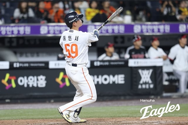 한화 이글스 허인서가 9일 대전 한화생명볼파크에서 열린 LG 트윈스와 2026 신한 SOL KBO리그 홈경기에 적시타를 날리고 있다. /사진=한화 이글스 제공
