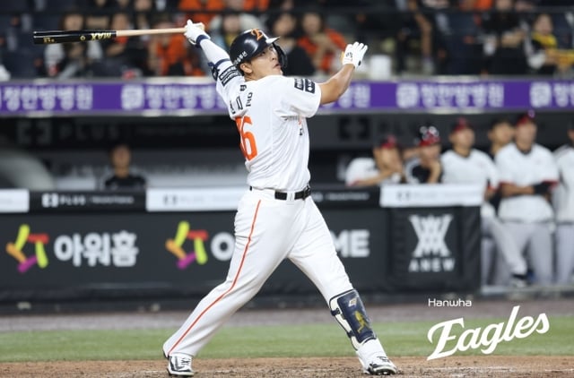 한화 이글스 한지윤이 9일 대전 한화생명볼파크에서 열린 LG 트윈스와 2026 신한 SOL KBO리그 홈경기에서 8회말 대타 만루 홈런을 터뜨리고 있다. /사진=한화 이글스 제공