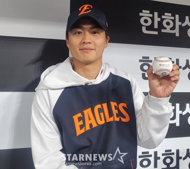 한화 이글스 투수 왕옌청이 9일 대전 한화생명볼파크에서 열리는 LG와 2026 신한 SOL KBO리그 홈경기에 선발 등판해 11번째 승리를 따낸 뒤 기념구를 들고 포즈를 취하고 있다. /사진=안호근 기자