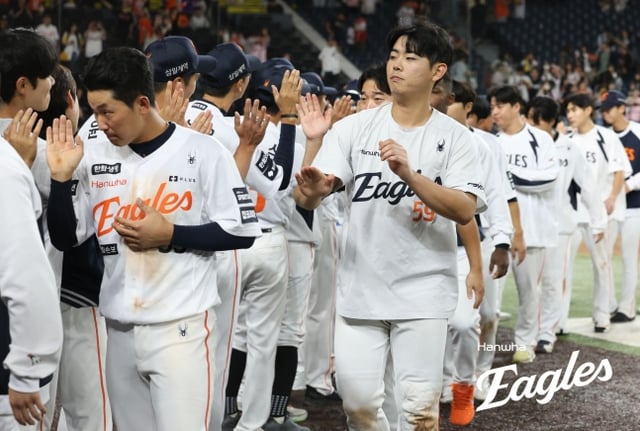 한화 이글스 선수들이 9일 대전 한화생명볼파크에서 열린 LG 트윈스와 2026 신한 SOL KBO리그 홈경기에서 승리를 거두고 하이파이브를 하고 있다. /사진=한화 이글스 제공