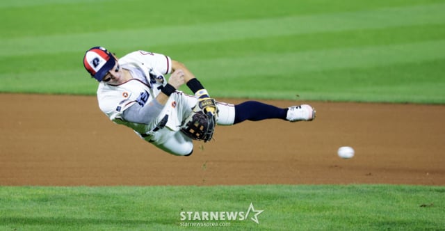 Park Chan-ho, campo corto de Doosan, atrapa un batazo que resultó en hit al cuadro interior del noveno bateador de LG, Park Dong-won, durante la parte baja de la sexta entrada del partido de la Liga KBO 2026 entre Doosan Bears y LG Twins celebrado el día 3 en el estadio de béisbol Jamsil, y casi tumbado envía el balón a primera base. Aunque el árbitro central declaró a Park Dong-won como seguro en primera base, la decisión se revirtió a out tras una revisión por video. Una gran jugada defensiva. 03/09/2026 / Foto=Kang Young-jo cameratalks@