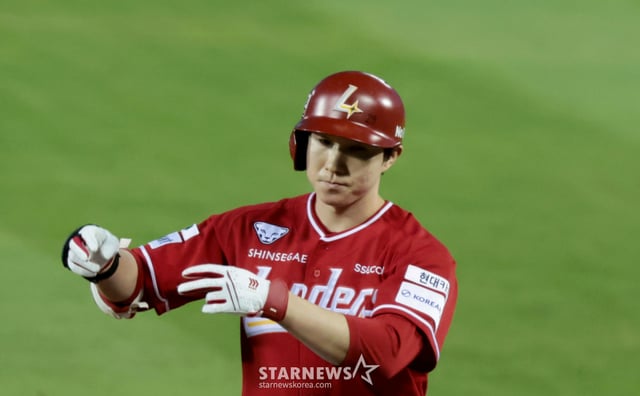랜더스 3번타자 박성한이 9일 잠실야구장에서 열리는 2026KBO리그 두산베어스와 SSG랜더스 경기 3회초 2사 2루에서 1타점 적시타로 출루하고 있다. 2026.09.09. 랜더스 3번타자 박성한이 9일 잠실야구장에서 열리는 2026KBO리그 두산베어스와 SSG랜더스 경기 3회초 2사 2루에서 1타점 적시타로 출루하고 있다. 2026.09.09. /사진=강영조 cameratalks@