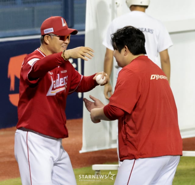 랜더스 이숭용 감독이 9일 잠실구장에서 열린 2026KBO리그 두산베어스와 SSG랜더스 경기에서 이로운의 호투로 1-0 승리하며 200승을 달성했다. 이로운의 승리볼을 건네받으며 포옹하는 이숭용 감독 . 2026.09.09. 랜더스 이숭용 감독이 9일 잠실구장에서 열린 2026KBO리그 두산베어스와 SSG랜더스 경기에서 이로운의 호투로 1-0 승리하며 200승을 달성했다. 이로운의 승리볼을 건네받으며 포옹하는 이숭용 감독 . 2026.09.09. /사진=강영조 cameratalks@