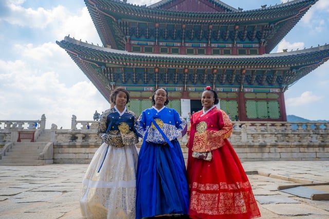Snapshots of Hanbok with Gyeongbokgung Palace's Geunjeongjeon as the backdrop / Photo=Seoul Tourism Organization