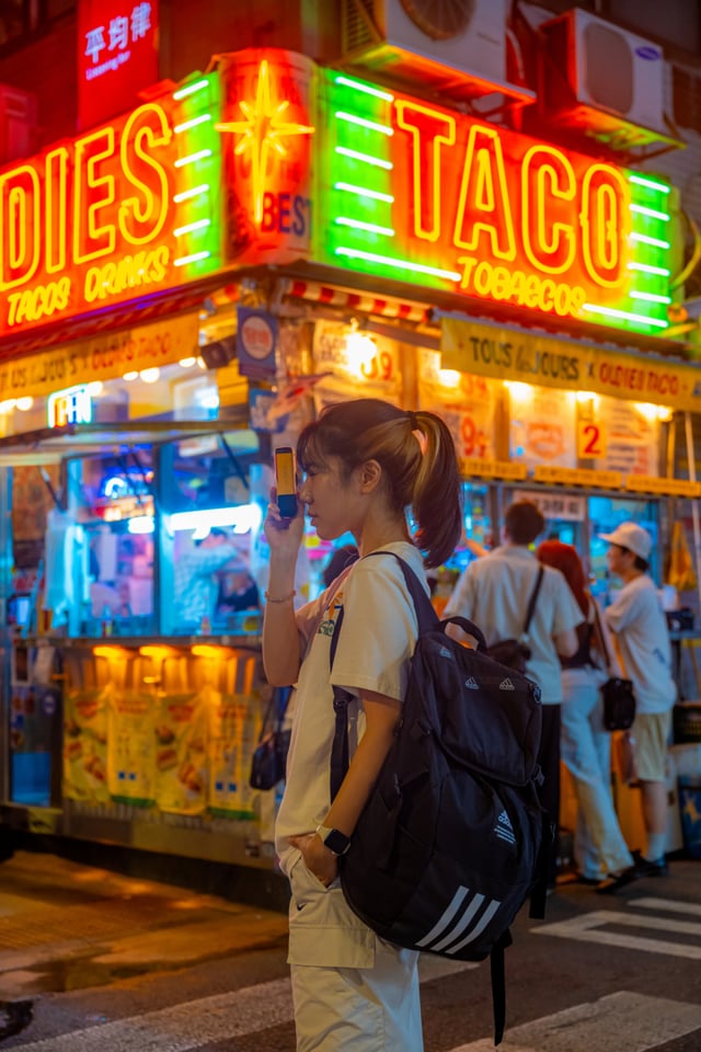 Snap photo with the neon signs of Eulji-ro in the background.