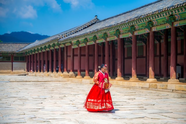 Snap photo with a palace corridor as the background.