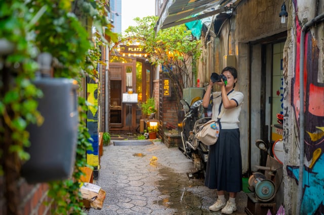A vibrant space where old metalworking shops blend with soulful stores in Moonrae