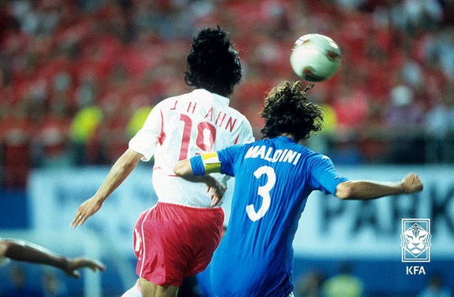 The moment Ahn Jung-hwan scored the golden goal during the 2002 Korea-Japan World Cup Round of 16 match against Italy. /Photo=Korea Football Association