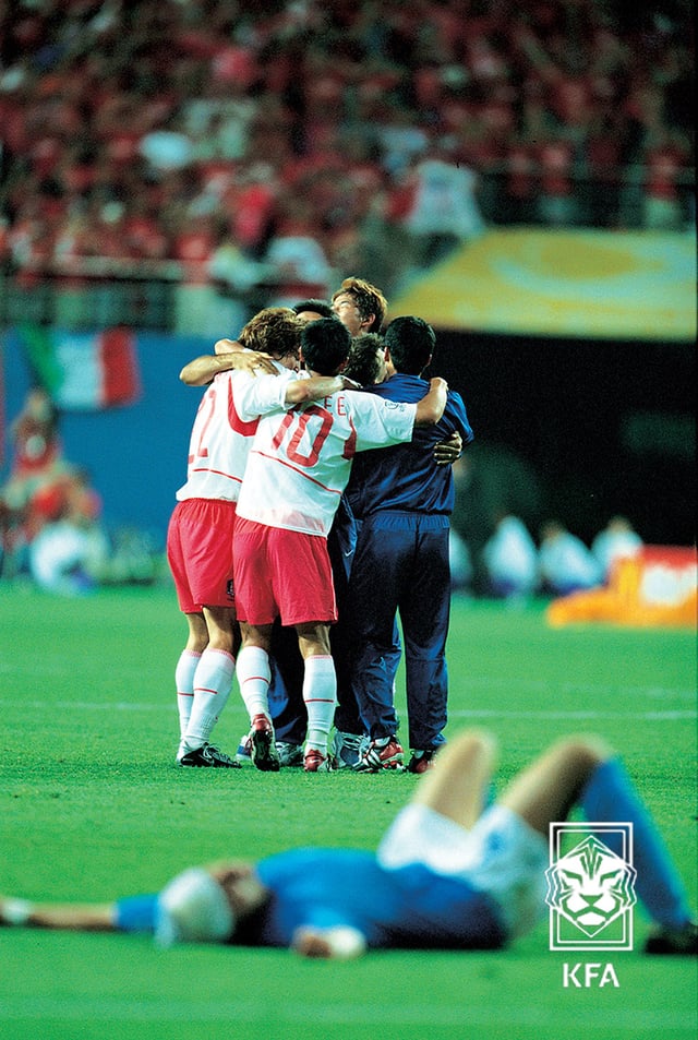 Players celebrating after winning 2-1 thanks to Ahn Jung-hwan's golden goal during the 2002 Korea-Japan World Cup Round of 16 match against Italy. /Photo=Korea Football Association