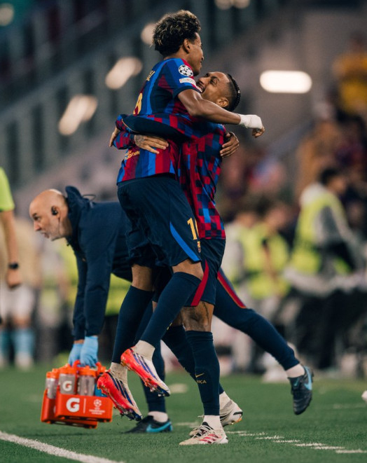 Lamine Yamal (left) and Hapyia embrace in celebration after scoring. /Photo=Barcelona official SNS screenshot
