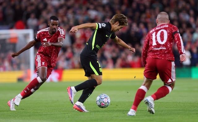 Lee Kang-in (centro) intenta un regate durante el primer partido de la fase de liga de la UEFA Champions League (UCL), que se disputó el 10 (hora coreana) en Anfield, Liverpool, Reino Unido. /foto=Redes sociales oficiales del Atlético de Madrid