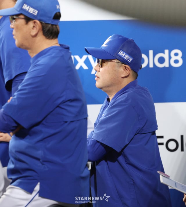 Trận đấu giữa Samsung Lions và SSG Landers của 2026 Shinhan SOL KBO League diễn ra vào ngày 20 tại Daegu Samsung Lions Park. Huấn luyện viên Park Jin-man của Samsung đang theo dõi trận đấu. /Ảnh=phóng viên cao cấp Kim Jin-kyung kim.jinkyung@
