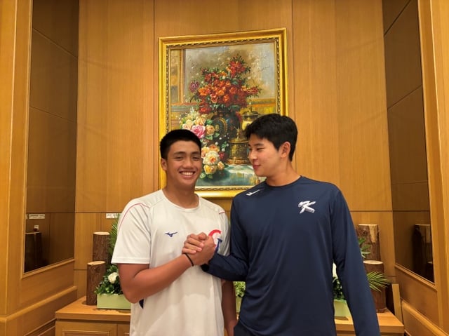 한국 U-18 야구 대표팀 하현승(오른쪽)과 대만 대표팀 류런유가 지난 8일 대만 숙소에서 만나 이야기를 나눴다. /사진=공동취재단 제공