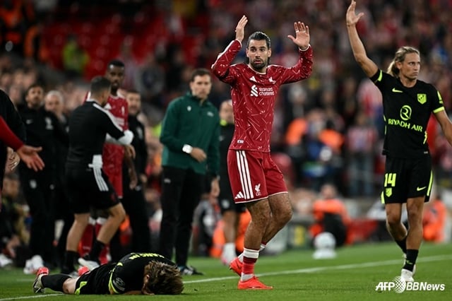 Lee Kang-in (abajo a la izquierda) se sostiene la cara y cae al suelo durante el primer partido de la fase de liga de la Liga de Campeones de la UEFA (UCL) del 10 (hora coreana) en Anfield, Liverpool, Reino Unido. /foto=NEWS1