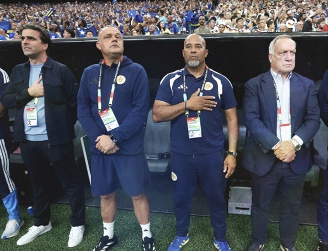 ディック·アドフォカート監督(右)。 /写真=キュラソー代表SNS