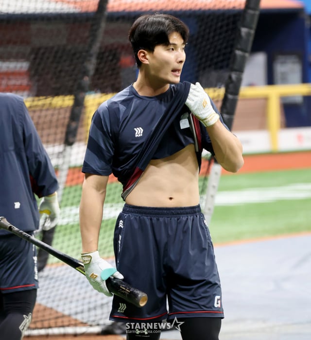Yoon Dong-hee de Lotte se seca el sudor mientras realiza un entrenamiento de bateo antes del partido entre los Lotte Giants y Kiwoom Heroes de la 2026 Liga KBO Lotte, disputado el 12 de abril en el Gocheok Sky Dome. /foto=reportero sénior Kang Young-jo cameratalks@