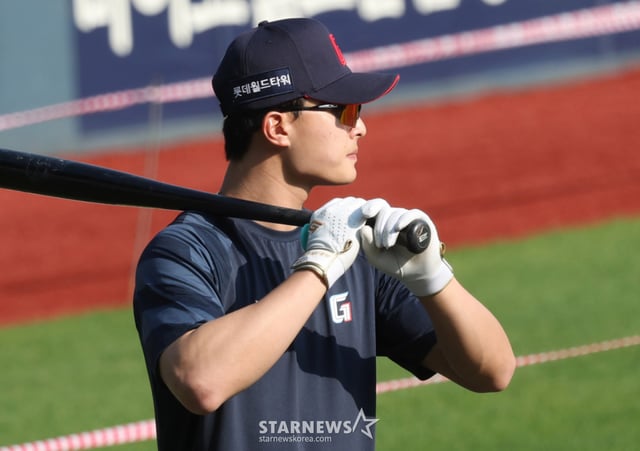 El partido entre los LG Twins y los Lotte Giants de la 2026 Shinhan SOL Liga KBO se celebró el día 15 en el estadio de béisbol Jamsil de Seúl. Yoon Dong-hee de Lotte realiza un entrenamiento de bateo. /Foto=corresponsal jefe Kim Jin-kyung kim.jinkyung@