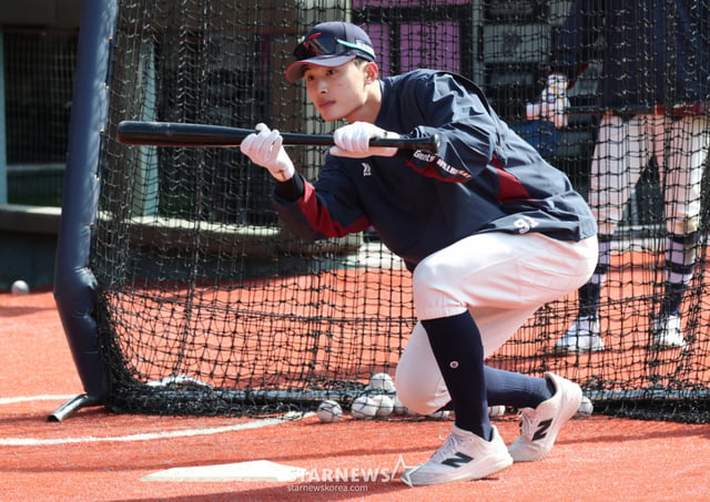 El partido de exhibición entre los Lotte Giants y los LG Twins de la 2026 Shinhan SOL Bank Liga KBO se celebró el día 14 en el estadio de béisbol Sajik de Busan. Yoon Dong-hee de Lotte realiza un entrenamiento con bateo de sacrificio (bunt). /Foto=corresponsal jefe Kim Jin-kyung kim.jinkyung@