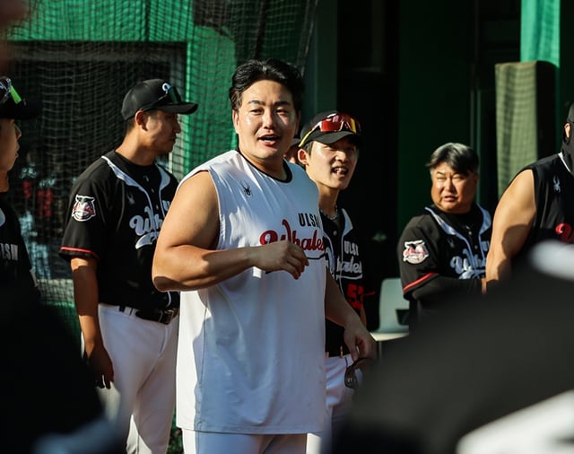10일 롯데전을 마친 최지만이 동료들을 격려하고 있다. /사진=울산 웨일즈