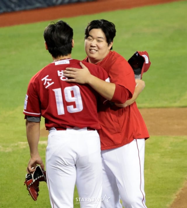 SSG 이로운(오른쪽)이 9일 두산전 승리 후 마무리 조병현과 포옹하고 있다. /사진=강영조 선임기자