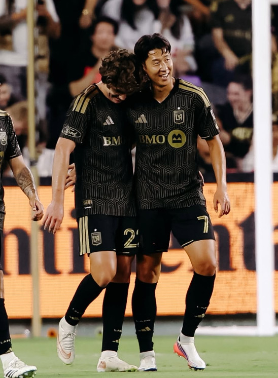 Son Heung-min vui mừng sau bàn mở tỷ số (trái). /ảnh=LAFC SNS chính thức