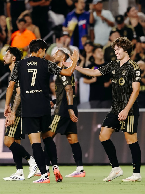 Son Heung-min (trái) và Jude Lowry đang chạm tay với Haifa. /Ảnh=LAFC SNS chính thức