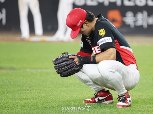 2026 신한 SOL KBO리그 한화 이글스 대 KIA 타이거즈 경기가 18일 대전한화생명볼파크에서 열렸다. KIA 김도영이 수비를 하다 발에 이상을 느끼고 상태를 살피고 있다. /사진=김진경 kim.jinkyung@
