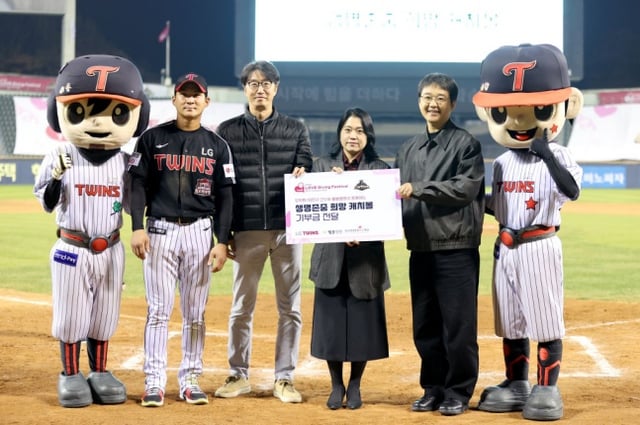 Oh Ji-hwan made a donation for the 'Love Giving Day' last November as part of the 'Life-Respecting Hope Catchball' campaign. /Photo=LG Twins