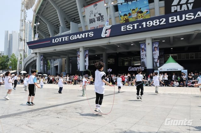Photo of the Children's ESG Drawing and Jump Rope Competition held at Sajik Stadium in 2025. /Photo=Lotte Giants