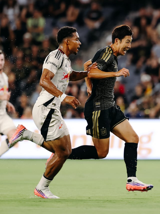 孫興民(ソン·フンミン、右)が10日午前11時30分(韓国時間)、米カリフォルニア州LAのBMOスタジアムで行われたニューヨーク·レッドブルズとの2026米プロサッカー·メジャーリーグサッカー(MLS)25ラウンド中、疾走している。 /写真=LAFC公式ソーシャル·ネットワーキング·サービス(SNS)