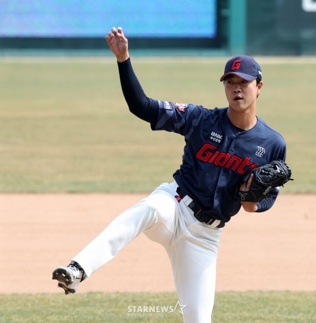 롯데 우완투수 윤성빈이 3월 24일 랜더스필드에서 열린 1016 프로야구 시범경기 SSG랜더스와 롯데자이언츠 경기 6회말 등판하고 있다. 2026.03.24. /사진=강영조 cameratalks@