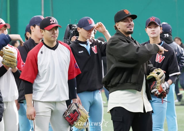미국 메이저리그 프로야구(MLB) 샌프란시스코 자이언츠가 지난 1월 경기도 이천 LG 챔피언스파크에서 휘문고 및 덕수고 선수 60여 명을 초청해 야구 클리닉을 열었다. 덕수고 엄준상이 아다메스의 지도하에 수비 훈련을 지도하고 있다. 이날 행사에는 래리 베어 회장, 버스터 포지 사장, 토니 비텔로 감독, 이정후, 윌리 아다메스, 황재균 등이 참석했다. /사진=김진경 대기자