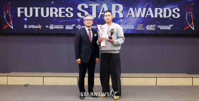 야구 부문 미래스타상 수상자 엄준상(덕수고2)가 지난해 11월 서울 중구 프레스센터에서 진행된 '2025 퓨처스 스타대상' 시상식에 참석해 수상한 뒤 양해영 대한야구소프트볼협회장과 기념촬영을 하고 있다. /사진=김휘선 기자