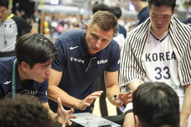 Nicholas Malsus, entrenador del equipo nacional de baloncesto de Corea (en el centro). / Foto=Federación de Baloncesto de la República de Corea proporcionado