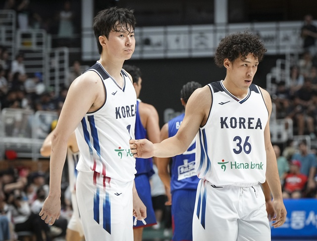 Lee Hyun-joong (izquierda) y Eddie Daniel. /Foto=Federación Coreana de Baloncesto